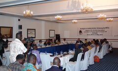 Estrategias para combatir la pobreza y lograr los ODMs – temas de discusión por el Comité en Accra