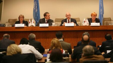 Líderes de la Internacional Socialista discuten crisis financiera mundial en reunión celebrada en sede de la ONU, 2008