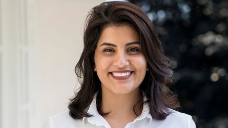 La IS protesta la sentencia de Loujain al Hathloul en Arabia Saudita
